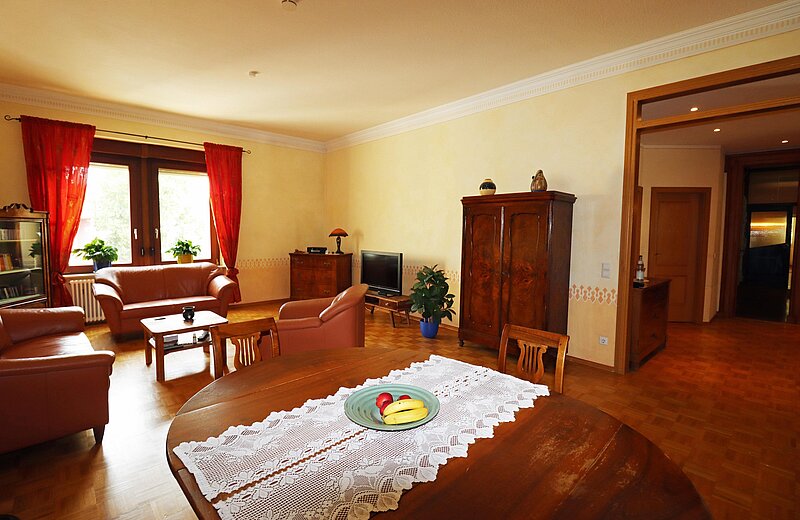 Wohn- und Eßbereich der Wohnung im OG links
