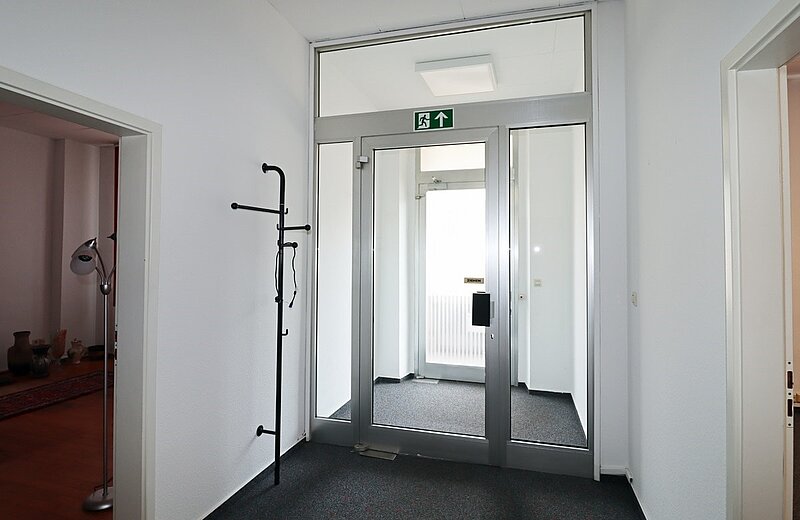 Eingang zum Büro im EG