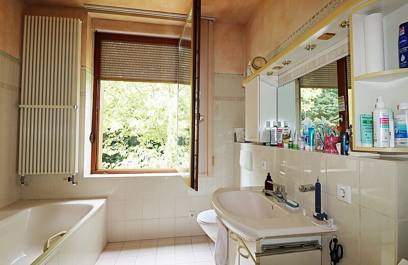 Bad der Wohnung im OG links