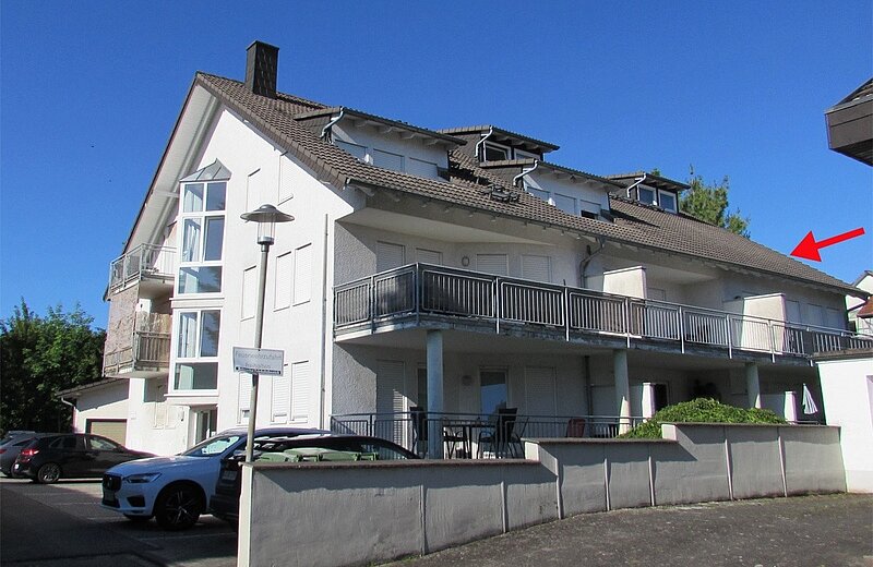 Blick auf das Mehrfamilienhaus