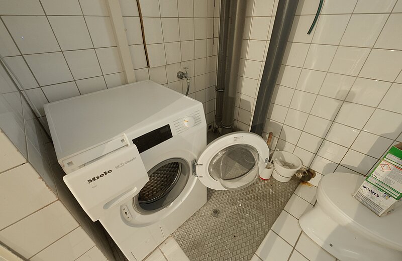 WC mit Waschmaschinenanschluss UG