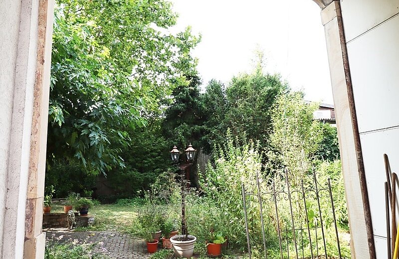 Blick aus der Zufahrt zum Garten