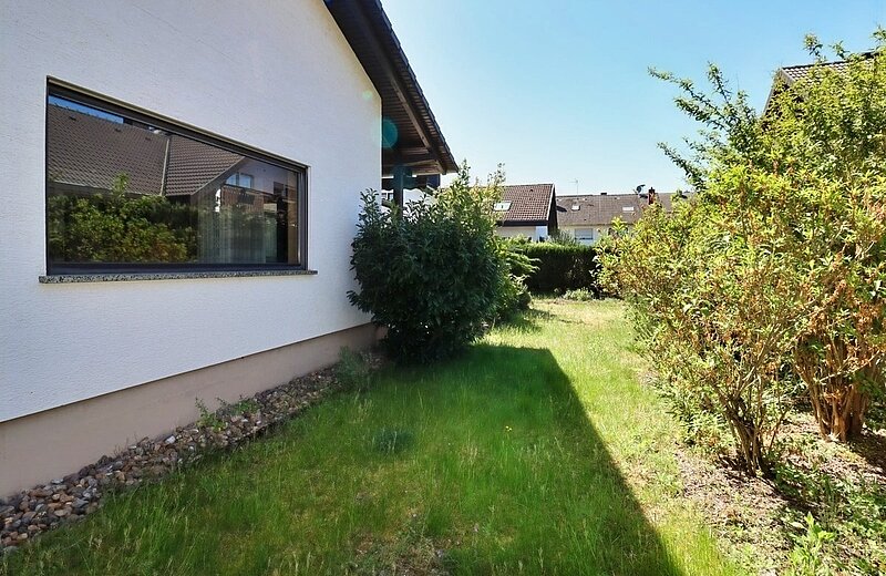 seitliche Gartenansicht