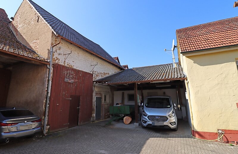 Hof mit Carports und Scheune