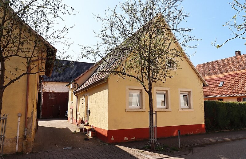 Haus mit seitlicher Hofeinfahrt