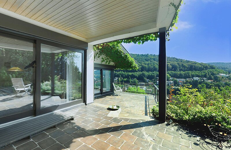 seitliche Terrasse