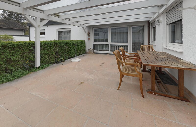 große, überdachte Terrasse