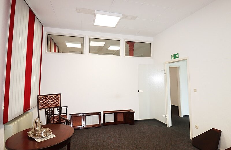 Büro im EG (rechts )