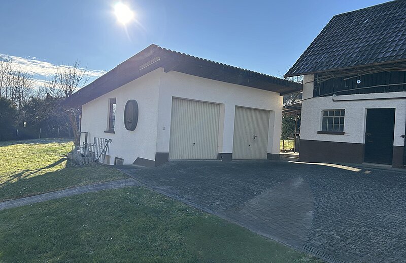 Doppelgarage und Nebengebäude