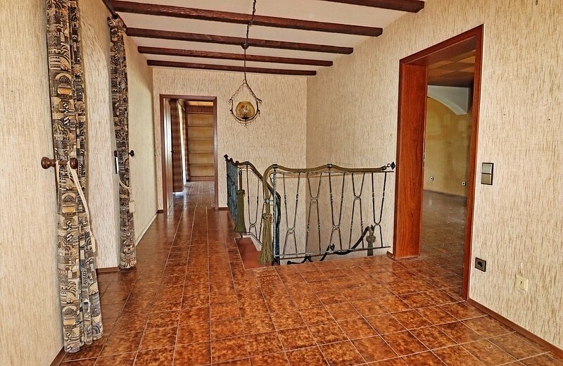 Diele mit Treppe ins UG