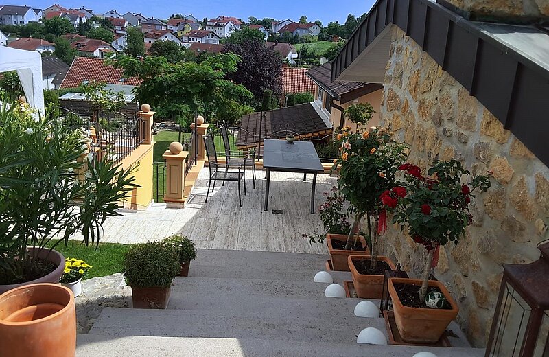 Terrasse mit Blick auf den Ort