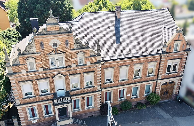 Blick auf das Wohn- und Geschäftshaus