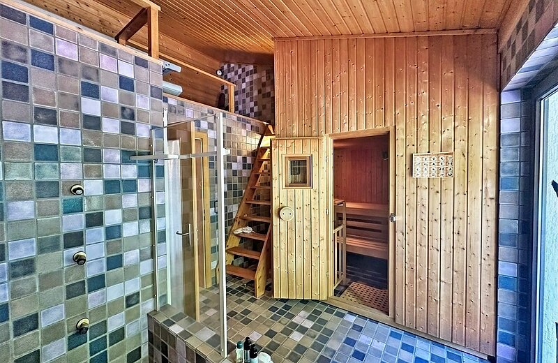 Sauna mit begehbarer Dusche