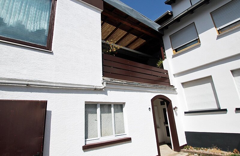 Eingang zu Haus und Gewerbeeinheit