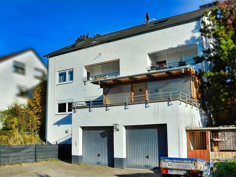 Großzügige 4-Zi.-Wohnung mit hochwertiger Einbauküche, Terrasse und großem Garten zu vermieten!