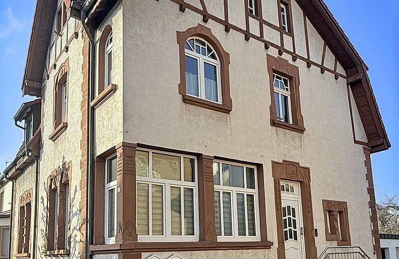 seitliche Ansicht mit Eingangsbereich
