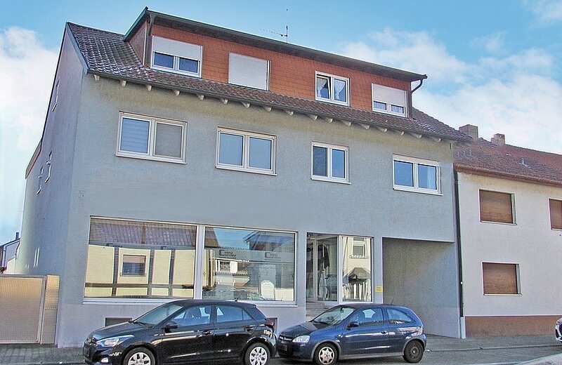 Blick auf das Wohn- und Geschäftshaus
