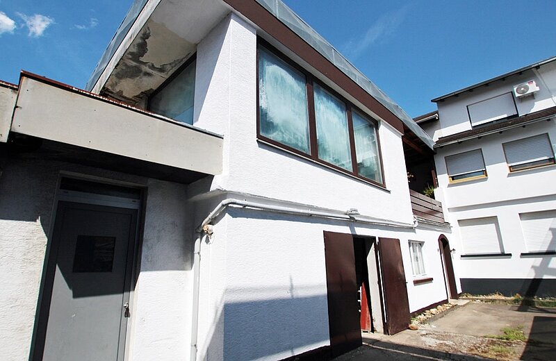 Eingang zu Haus und Gewerbeeinheit